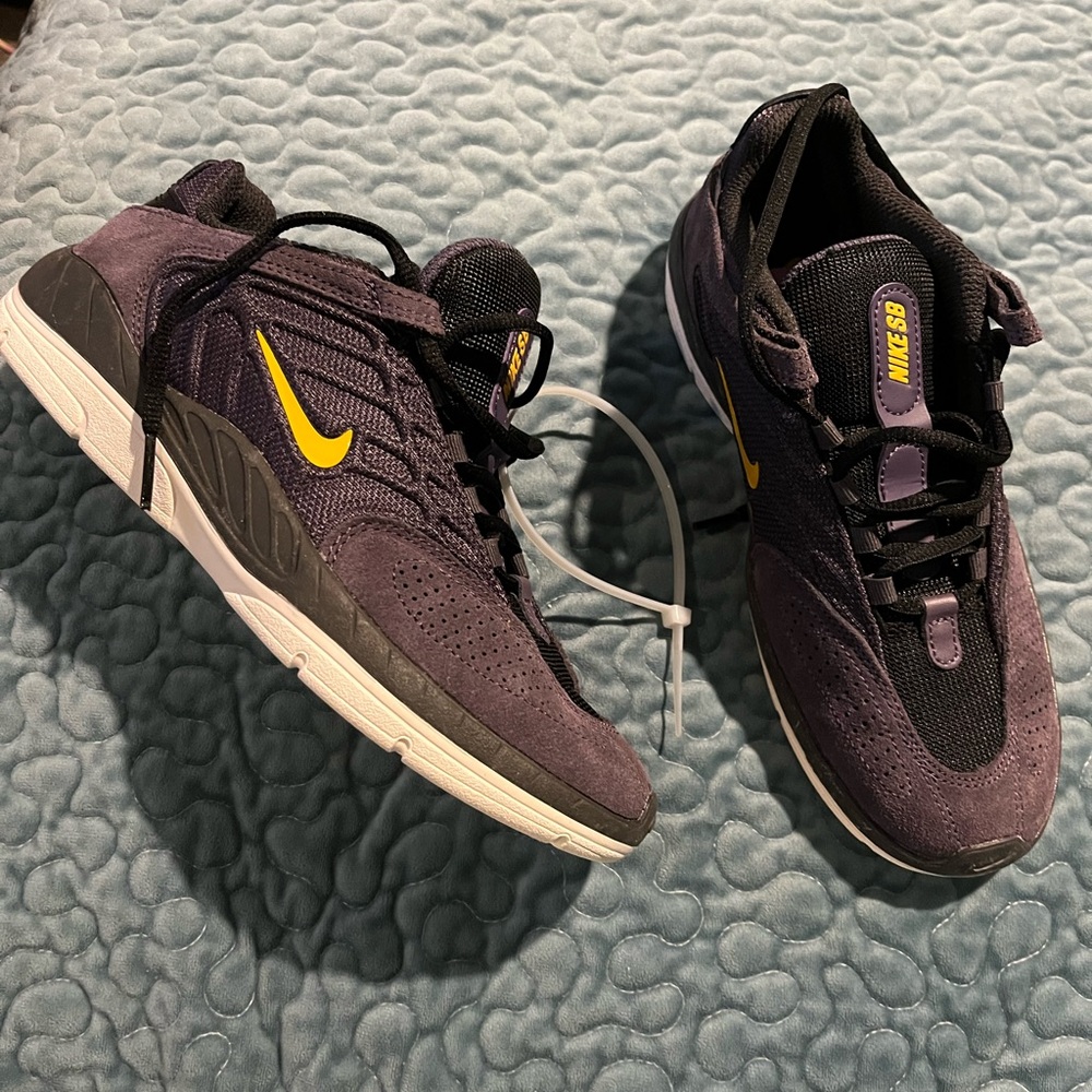 Nike SB Men's Black and Purple Sneakers